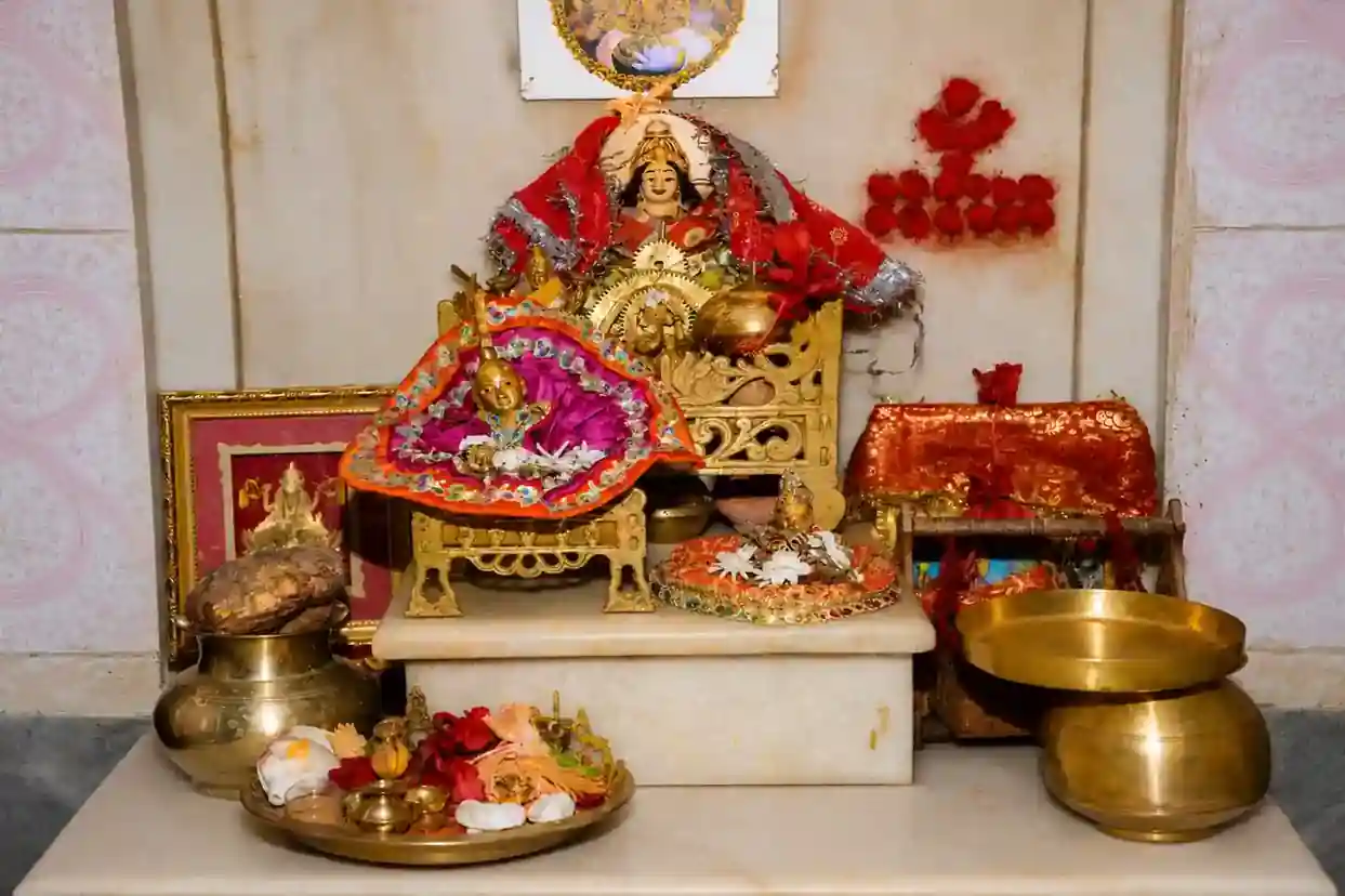 Desain Mandir Kayu dan Marmer untuk Rumah